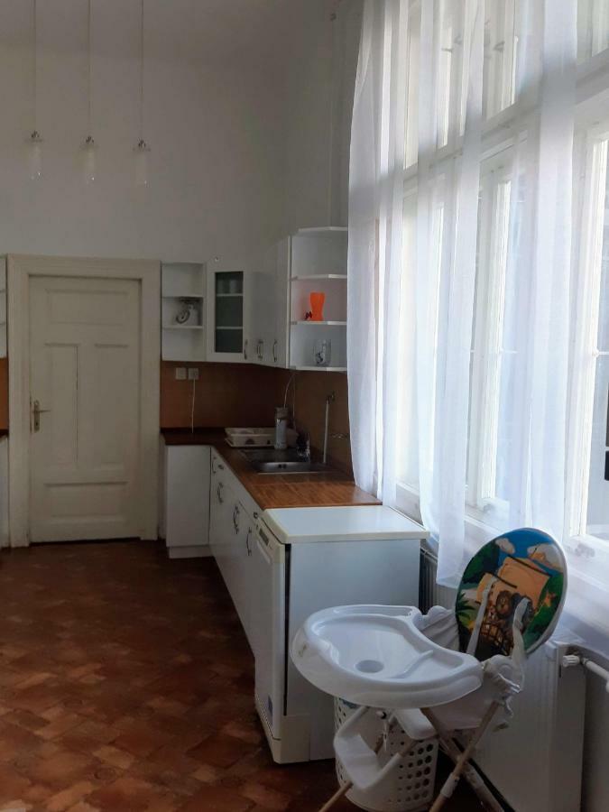 Inner City Apartment Debreţin Exterior foto